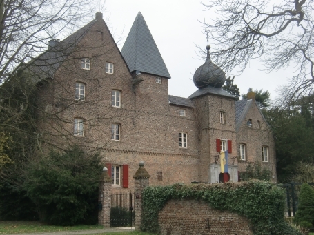 Niederkrüchten-Elmpt : Heinrichsstraße, Haus Elmpt ist ein Herrenhaus aus dem 15 Jh. mit einem barocken Torturm und befindet sich in Privatbesitz.